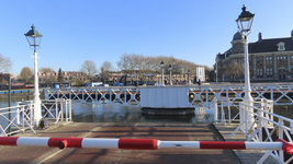901539 Gezicht op de geopende Muntbrug te Utrecht; de brug is regelmatig open voor het doorlaten van de schepen die ...